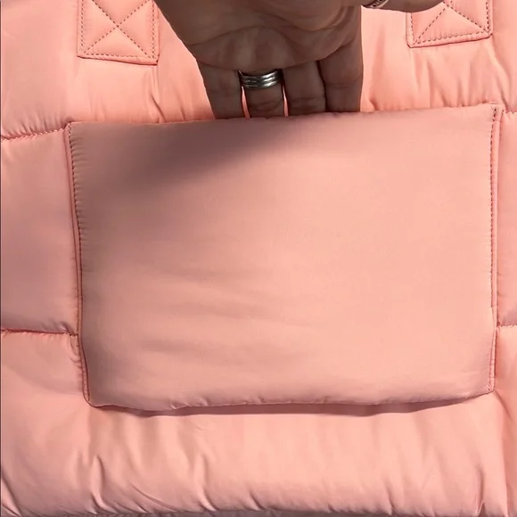 Wilo The Label | Pink Weekender Tote Bag Set w/Crossbody Stap 💖 - Picture 10 of 12